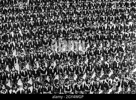 Nel 1936 si è schierata per una sfilata l'organizzazione giovanile fascista italiana Opera Nazionale Balilla. Tutti i ragazzi indossano uniformi e trasportano fucili. Mussolini guardò la sfilata. [traduzione automatizzata] Foto Stock