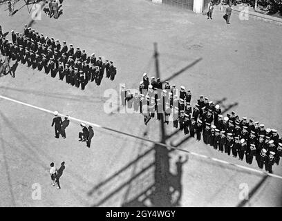 I giovani studenti della Scuola Navale dell'organizzazione giovanile italiana Opera Nazionale Balilla (i cosiddetti Marinaretti) si sono riuniti nel cortile della Casa Balilla dei Marinaretti a Roma nel 1933. La fotografia è stata scattata dalla testata di un albero a vela, che è stato eretto permanentemente nel cortile per scopi pratici. La proprietà si trova sulla riva destra del Tevere, in via Lungotevere Flaminio (oggi ospita il ''Circolo uffici Marina militare'', il pasticcio degli ufficiali della Marina militare Italiana). [traduzione automatizzata]' Foto Stock