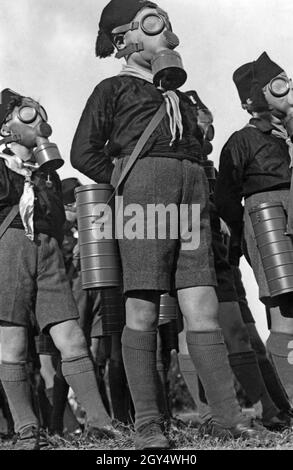 I ragazzi dell'organizzazione giovanile italiana Opera Nazionale Balilla indossavano le maschere a gas durante un esercizio. L'esercizio era destinato a preparare i bambini per possibili attacchi di gas durante la guerra. Fotografia non scattata, probabilmente scattata intorno al 1940. [traduzione automatizzata] Foto Stock