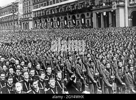 Domenica 14 maggio 1939, Benito Mussolini ha rivolto un discorso a decine di migliaia di italiani riuniti in Piazza Vittorio Veneto a Torino. L'immagine mostra una panoramica parziale durante il rally. In primo piano si trovano giovani armati e giovani adulti della Gioventu Italiana del Littorio. Mussolini ha fatto un giro turistico delle città piemontesi. [traduzione automatizzata] Foto Stock