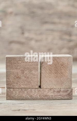 primo piano tre cubi bianchi di legno con spazio copia sul tavolo Foto Stock