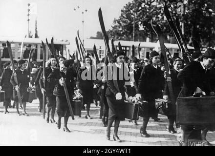 A Roma, il 26 o il 27 maggio 1939, davanti a Benito Mussolini si è svolta una grande sfilata con decine di migliaia di partecipanti provenienti da organizzazioni femminili fasciste di tutte le regioni italiane. L'immagine mostra un gruppo di giovani donne appartenenti ad una sezione sciistica di un'organizzazione fascista femminile. [traduzione automatizzata] Foto Stock