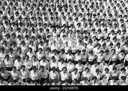 'Cinquemila insegnanti donne sono venuti a Roma nel 1936 per un corso di informazione. L'immagine mostra alcuni insegnanti. A Roma impararono ad educare i ''figli della Lupa''. I ''bambini lupi'' erano i bambini di 6-8 anni che erano stati accettati nell'organizzazione giovanile fascista Opera Nazionale Balilla in quest'epoca per essere diretti secondo le idee del regime fascista. [traduzione automatizzata]' Foto Stock