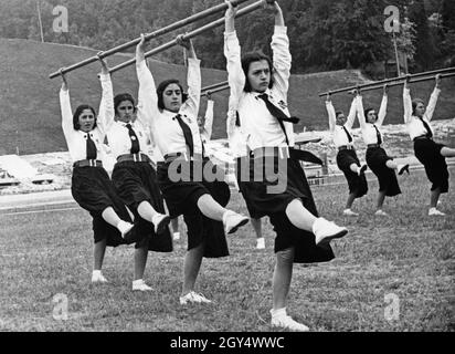 "Le ragazze del nuovo ''Gioventu Femminile Italiana'' si allenano in un campo sportivo dell'organizzazione giovanile italiana Opera Nazionale Balilla. La foto, scattata nel 1935, mostra esercizi dal campo della ''ginnastica e del ritmo''. [traduzione automatizzata]' Foto Stock