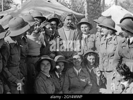 La principessa Jolanda Margherita Calvi di Bergolo (sabata), figlia del Re d'Italia, è in mezzo ad un gruppo di giovani fascisti italiani (giovani fasciste). Si trovano in un campo di tenda nella colonia italiana in Libia e indossano uniformi tropicali. Fotografia non scattata, scattata intorno al 1938. [traduzione automatizzata] Foto Stock