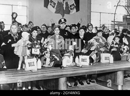 'Il 28 marzo 1939, il primo di un totale di 25000 italiani arrivò nel porto di Napoli. Emigrarono con le loro famiglie da Tunisi nella colonia francese della Tunisia, mentre le tensioni tra l'Italia fascista e la Francia democratica aumentavano. Il regime fascista aveva fatto un'offerta agli emigranti di 'ritorno a casa?. A Napoli sono stati accolti con fiori e pacchi con l'iscrizione 'duca'. [traduzione automatizzata]' Foto Stock