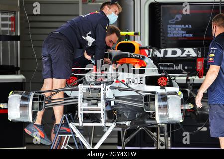 Istanbul Park, Turchia. 07 ottobre 2021. La Red Bull Racing RB16B di Sergio Perez (MEX) in preparazione nel box garage - livrea tributo Honda. 07.10.2021. Formula 1 World Championship, Rd 16, Turkish Grand Prix, Istanbul, Turchia, Giorno di preparazione. Il credito fotografico dovrebbe essere: XPB/Press Association Images. Credit: XPB Images Ltd/Alamy Live News Foto Stock