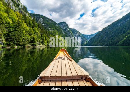 Vista della prow di una 'Plätte', una tradizionale barca piatta in legno, che attraversa il leggendario lago Toplitz, la regione di Ausseer Land, la Stiria, l'Austria Foto Stock