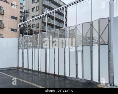 Tokyo, Giappone - 23 Novembre 2019: Entrata pulita e lucida alla zona di costruzione a Tokyo Foto Stock