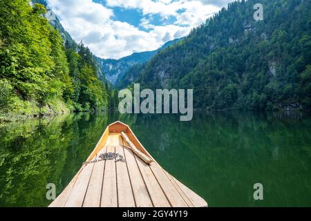 Vista della prow di una 'Plätte', una tradizionale barca piatta in legno, che attraversa il leggendario lago Toplitz, la regione di Ausseer Land, la Stiria, l'Austria Foto Stock