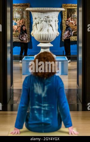 Londra, Regno Unito. 7 ottobre 2021. Il vaso Borghese, i secolo a.C. e alcune delle opere di 'Trionfo' (incl. Pan e Bacco entrambi 1636) - Poussin e la Danza alla Galleria Nazionale. Credit: Guy Bell/Alamy Live News Foto Stock