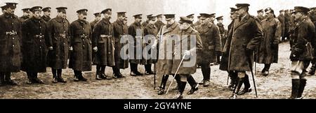 WW - Visconte Francese ' di Ypres' che ispeziona le truppe presso il centro di formazione Lord Derby Group System nel Regno Unito. Il maresciallo di campo John Denton Pinkstone francese, primo conte di Ypres aka Sir John French (1852-1925) servì anche come un midshipman brevemente nella Marina reale, prima di diventare un ufficiale di cavalleria. La sua carriera fu quasi terminata dopo essere stata nominata nel divorzio di un altro ufficiale mentre in India nei primi anni 1890. Era presumibilmente conosciuto come un womanizer per tutta la sua vita. Foto Stock