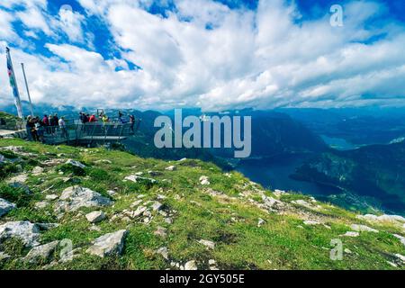 Vista mozzafiato sulla regione del Salzkammergut, OÖ, Austria, vista dalla piattaforma di osservazione a 5 dita sulla cima del monte Krippenstein Foto Stock