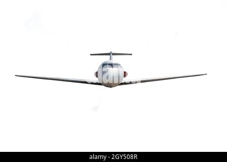 L'aereo passeggeri Yak-40 vola con l'attrezzo di atterraggio chiuso su uno sfondo bianco pulito con clipping. Fotografato dalla parte anteriore Foto Stock