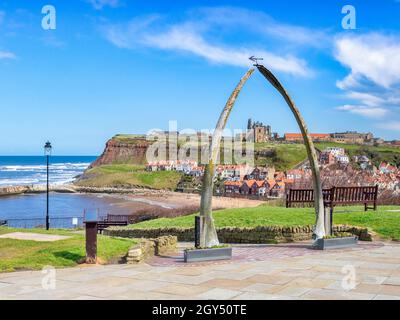 Lo storico arco a balena su West Cliff, Whitby, North Yorkshire, incornicia la vista dell'abbazia di Whitby. Foto Stock