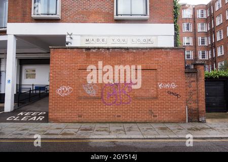 Fatto sguardo da Banksy su Portobello Road, Londra, Inghilterra, Regno Unito Foto Stock