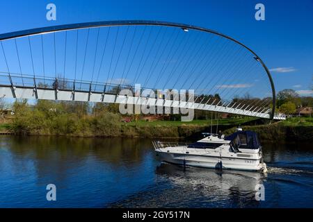 Gita panoramica in barca sul fiume Ouse (navigazione in barca a vela per il tempo libero, passando sotto la passerella del Millennium Bridge nelle giornate di sole) - York, North Yorkshire, Inghilterra, Regno Unito Foto Stock