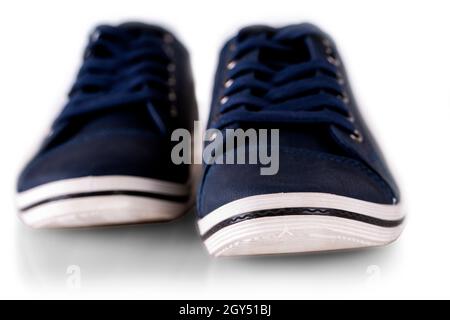 sneakers estivi da uomo blu isolati sul bianco. Messa a fuoco selettiva Foto Stock