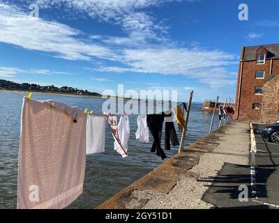 Berwick nord. East Lothian.Scotland .UK 6 ottobre 21 Pic mostra il Firth of Forth con lavaggio sulla linea in Harbour Terrace, North Berwick the Foto Stock