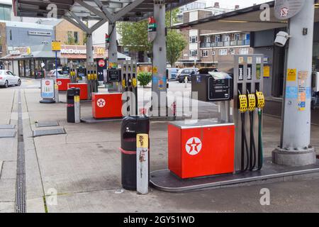 Londra, Regno Unito. 7 ottobre 2021. I cartelli "Sorry, out of use" coprono le pompe di benzina di una stazione Texaco chiusa nel centro di Londra. Molte stazioni sono ancora chiuse a causa di una carenza di carburante legata alla Brexit, insieme all’acquisto di panico. Credit: Vuk Valcic / Alamy Live News Foto Stock