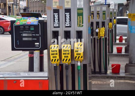 Londra, Regno Unito. 7 ottobre 2021. I cartelli "Sorry, out of use" coprono le pompe di benzina di una stazione Texaco chiusa nel centro di Londra. Molte stazioni sono ancora chiuse a causa di una carenza di carburante legata alla Brexit, insieme all’acquisto di panico. Credit: Vuk Valcic / Alamy Live News Foto Stock