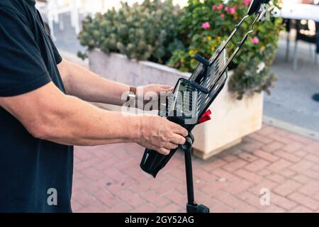 Le mani di un tecnico del suono che prepara un dispositivo per un concerto Foto Stock