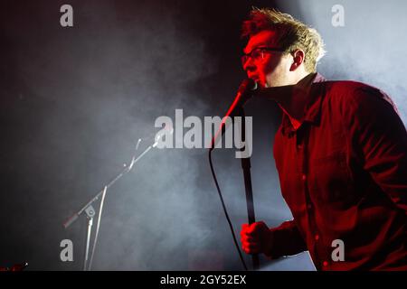 Oslo, Norvegia. 2 ottobre 2021. La band post-punk inglese Yard Act suona un concerto dal vivo a Blå durante il festival e la conferenza musicale norvegese di:Larm 2021 ad Oslo. Qui il cantante James Smith è visto dal vivo sul palco. (Photo credit: Gonzales Photo - per-otto Oppi). Foto Stock