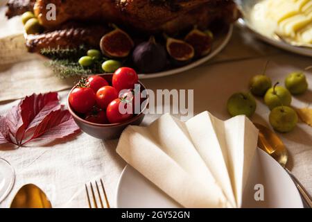 Posto riservato di Thanksgiving o Halloween che si posiziona ad un tavolo della fattoria insieme con verdure di stagione, Foto Stock