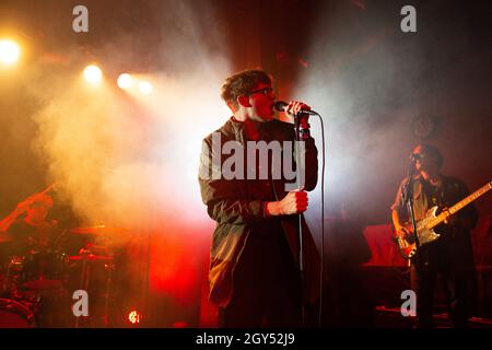 Oslo, Norvegia. 2 ottobre 2021. La band post-punk inglese Yard Act suona un concerto dal vivo a Blå durante il festival e la conferenza musicale norvegese di:Larm 2021 ad Oslo. Qui il cantante James Smith è visto dal vivo sul palco. (Photo credit: Gonzales Photo - per-otto Oppi). Foto Stock