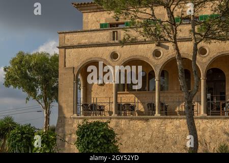 Randa, Spagna; ottobre 03 2021: Santuari de cura Ristorante al tramonto, situato nel santuario cristiano di cura, all'interno dell'isola di Mal Foto Stock