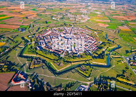 Città di Palmanova difesa mura e trincee vista aerea, sito patrimonio dell'umanità dell'UNESCO nella regione Friuli Venezia Giulia Foto Stock