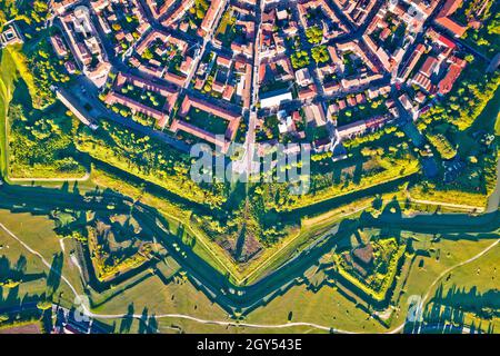 Città di Palmanova difesa mura e trincee vista aerea, sito patrimonio dell'umanità dell'UNESCO nella regione Friuli Venezia Giulia Foto Stock