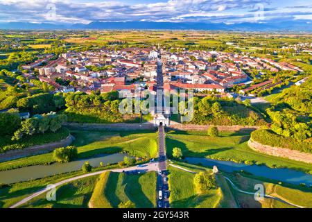 Città di Palmanova difesa mura e trincee vista aerea, sito patrimonio dell'umanità dell'UNESCO nella regione Friuli Venezia Giulia Foto Stock