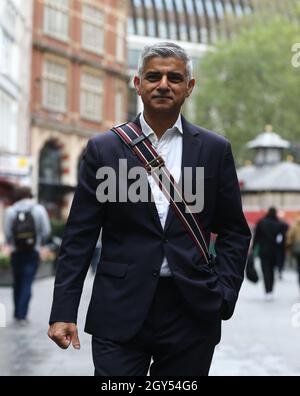 Londra, Inghilterra, Regno Unito. 7 ottobre 2021. Il sindaco di Londra SADIQ KHAN è visto fuori dagli studi di LBC nel centro di Londra dopo essere comparso su un telefono-in radio show. (Credit Image: © Tayfun Salci/ZUMA Press Wire) Credit: ZUMA Press, Inc./Alamy Live News Foto Stock