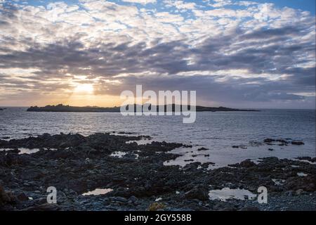 Lihou Island al tramonto da l'Erée promontorio, Guernsey, Isole del canale Foto Stock