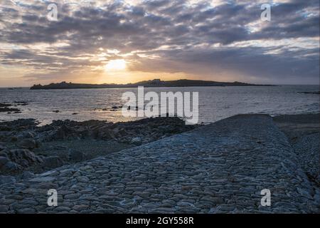 Lihou Island al tramonto da l'Erée promontorio, Guernsey, Isole del canale Foto Stock