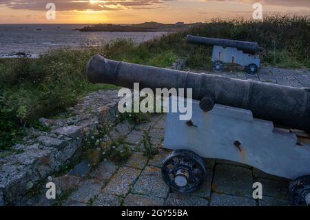 Vista da l'Eree Gun Battery all'Isola di Lihou al tramonto, il promontorio l'Eree, Guernsey, Isole del canale Foto Stock