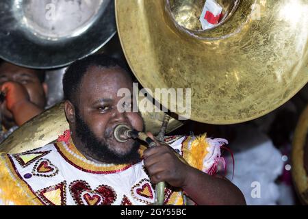 Gente, vestita in costumi, battendo i tamburi mentre celebra Junkanoo nelle strade delle Bahamas Foto Stock