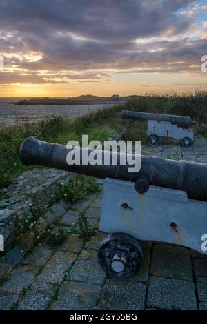 Vista da l'Eree Gun Battery all'Isola di Lihou al tramonto, il promontorio l'Eree, Guernsey, Isole del canale Foto Stock