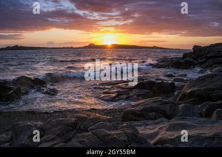 Lihou Island al tramonto da l'Erée promontorio, Guernsey, Isole del canale Foto Stock