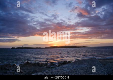 Isola di Lihou al tramonto dal promontorio di l'Erée, Guernsey, Isole del canale 00000000000000000000000000000 Foto Stock