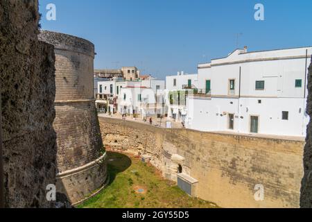 Otranto, Puglia, Italia - 17 agosto 2021: Vista della torre rotonda e delle mura dell'antico castello aragonese circondato da un profondo fossato e da una fortezza wal Foto Stock