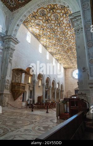 Otranto, Puglia, Italia - 17 agosto 2021 : interno della cattedrale di Santa Maria Annunziata con il mosaico del pavimento Foto Stock