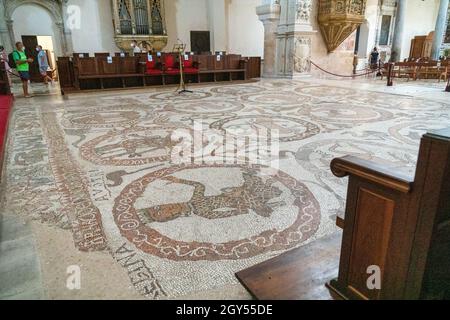 Otranto, Puglia, Italia - 17 agosto 2021 : interno della cattedrale di Santa Maria Annunziata con il mosaico del pavimento Foto Stock