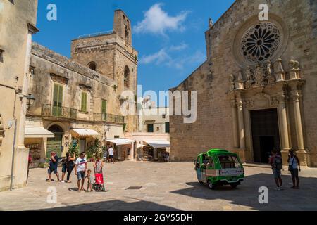 Otranto, Puglia, Italia - 17 agosto 2021: Esterno della cattedrale di santa Maria Annunziata nel centro storico Foto Stock