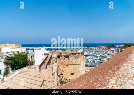 Otranto, Puglia, Italia - 17 agosto 2021: Vista sul porto dal castello aragonese di Otranto Foto Stock