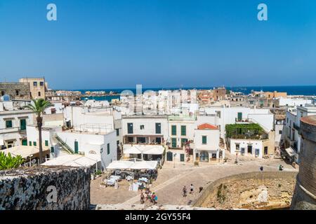 Otranto, Puglia, Italia - Agosto, 17, 2021: Vista sulla città di Otranto dal castello aragonese Foto Stock