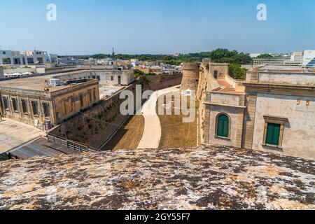 Otranto, Puglia, Italia - 17 agosto 2021: Vista del profondo fossato del castello di Otranto e della città dalla terrazza del castello Foto Stock