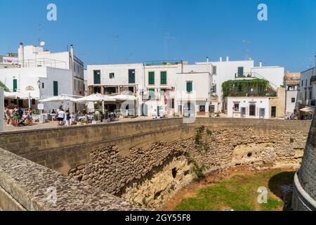 Otranto, Puglia, Italia - 17 agosto 2021: Vista del profondo fossato del castello di Otranto e della città dalla terrazza del castello Foto Stock