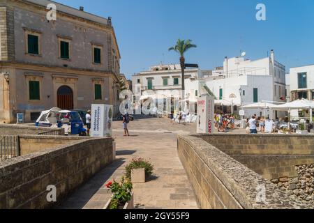 Otranto, Puglia, Italia - 17 agosto 2021: Vista dell'ingresso principale del castello di Otranto Foto Stock